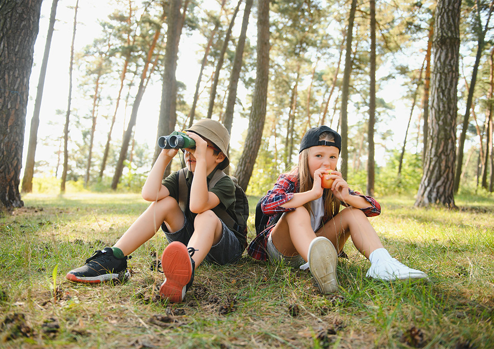 półkolonie letnie dla dzieci zajęcia w terenie podchody