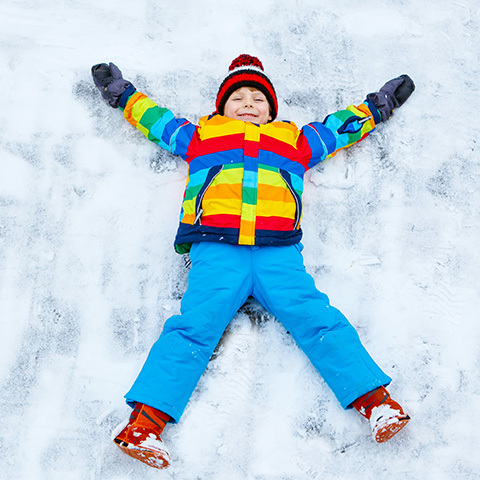 Dziecko bawi się na zimowych półkoloniach.